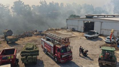 Balıkesir İtfaiyesi, 3 ayrı noktada yangınlara müdahale ediyor