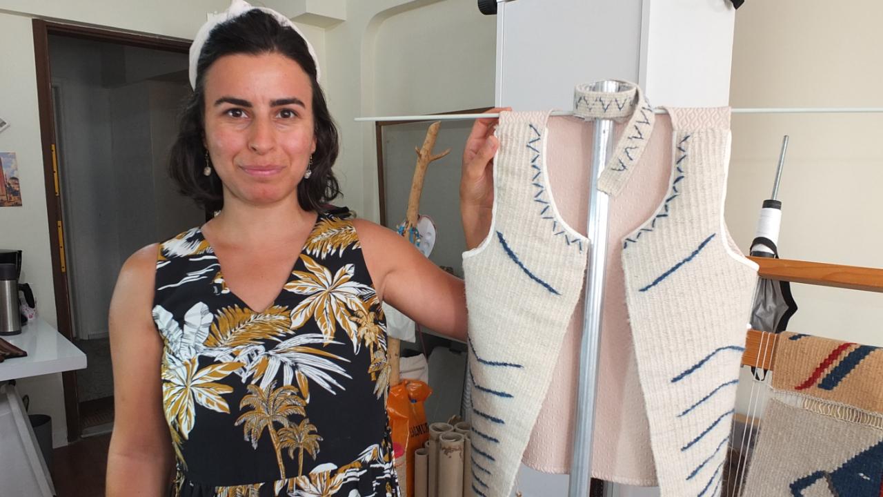 Burhaniye de Zeliha Budak geleneksel Türk Sanatı ile kıyafetler üretiyor