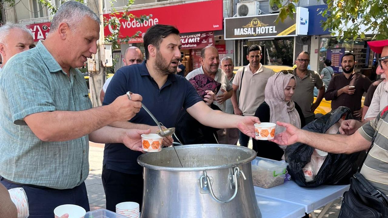 Burhaniye'de Geleneksel Aşure Hayrına Yoğun İlgi