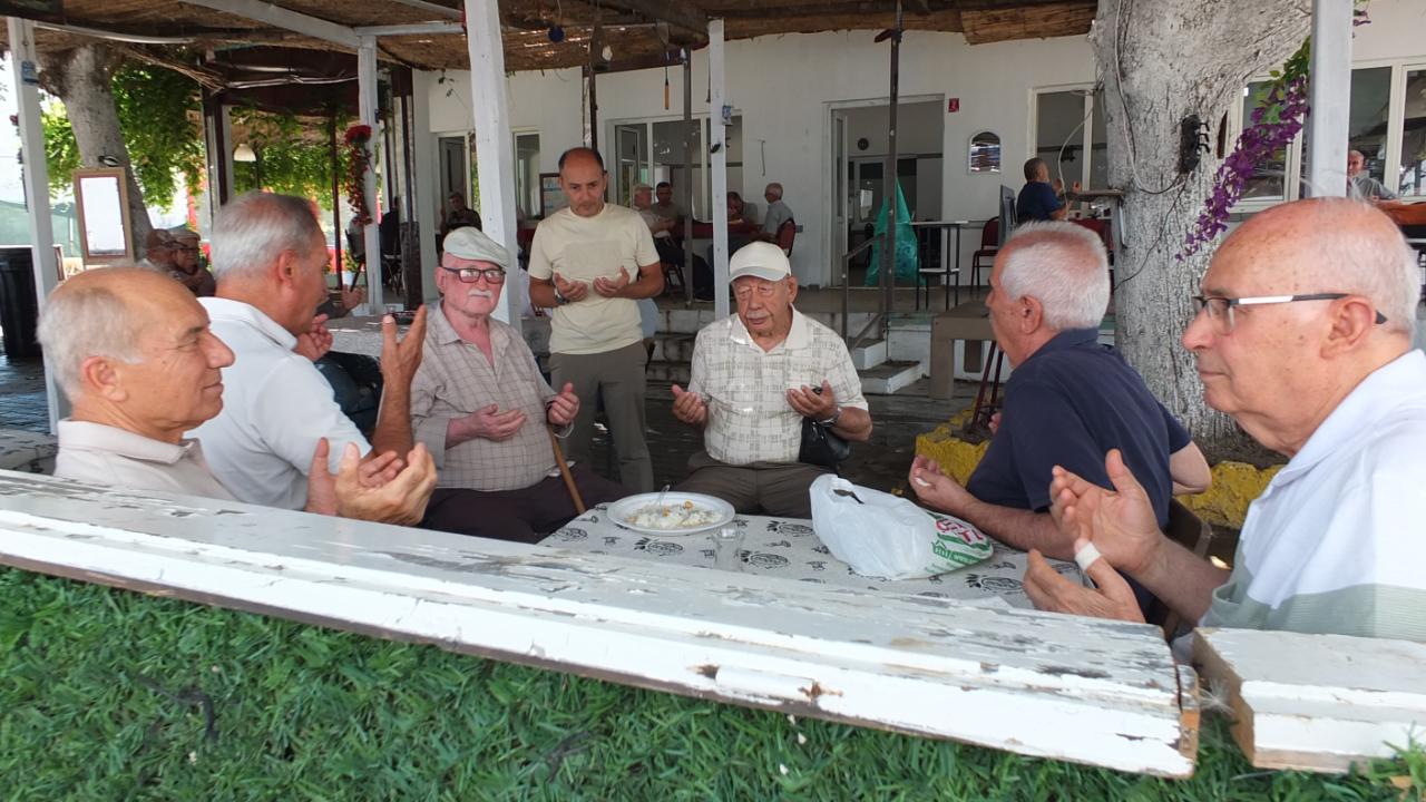Burhaniye'de hayır yemeği yüzlerce vatandaşı buluşturdu