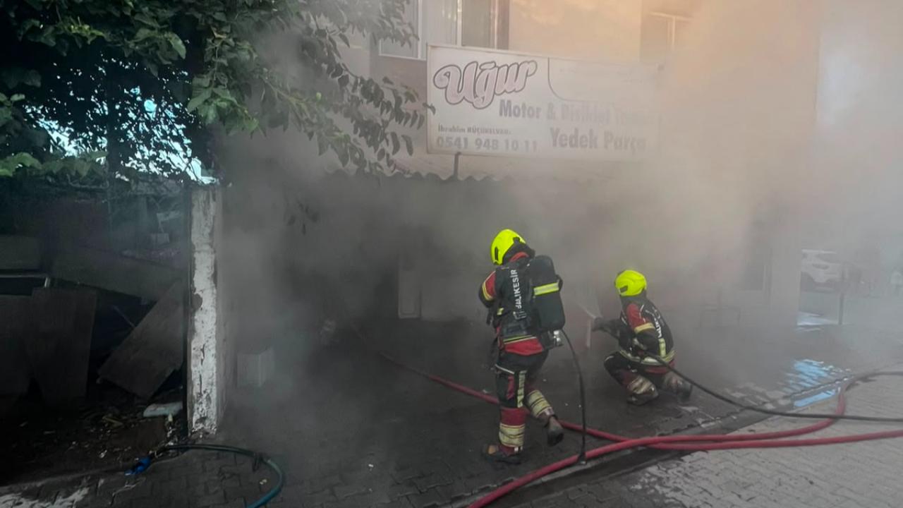 Burhaniye'de korkutan iş yeri yangını