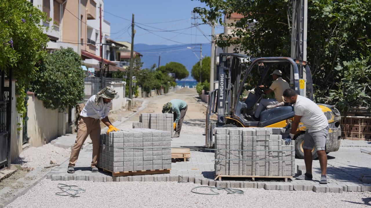 Burhaniye’de yol yapım, bakım ve onarım çalışmaları aralıksız devam ediyor