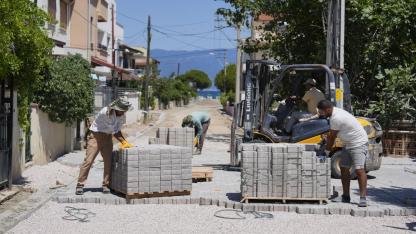 Burhaniye’de yol yapım, bakım ve onarım çalışmaları aralıksız devam ediyor
