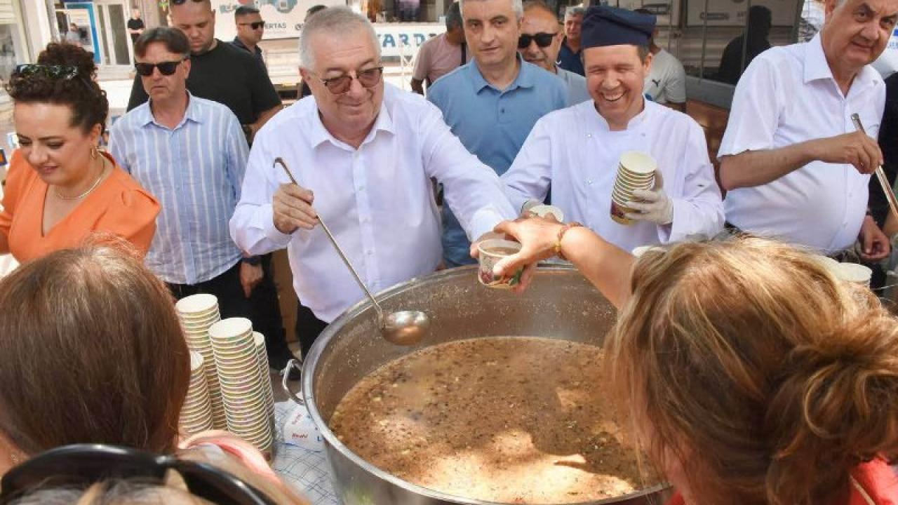 Edremit Belediyesi Aşure Hayırları Büyük İlgi Gördü
