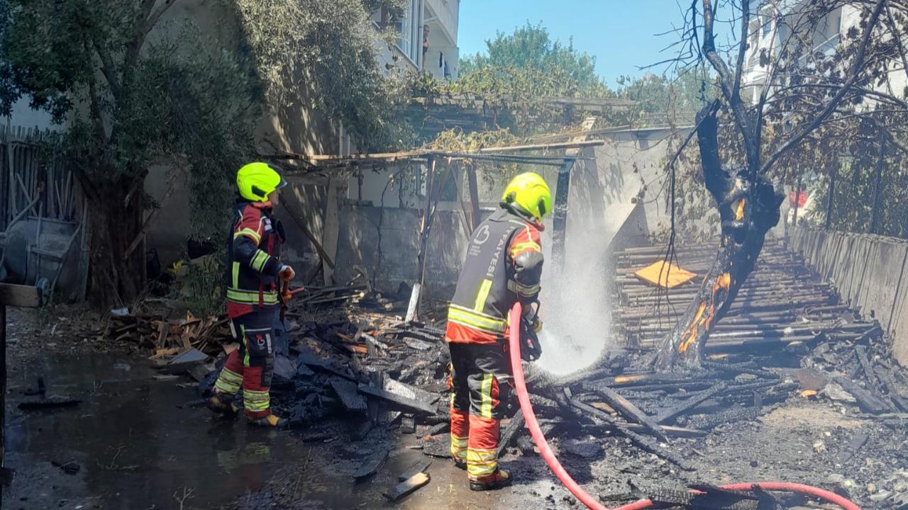 Edremit’te arazi yangını: Zeytin ağaçları ve park halindeki araç zarar gördü