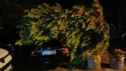 Erdek'te fırtına ve dolu etkili oldu