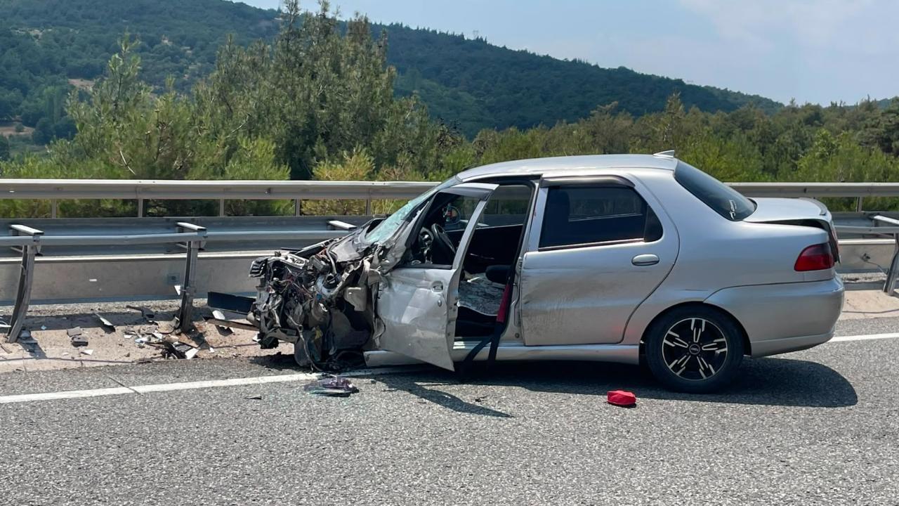 Havran'da otomobil orta refüje çarptı