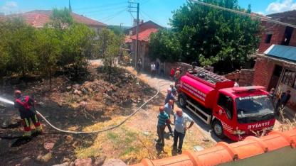 İvrindi'de Boş Arsadaki Yangın Eve Sıçradı