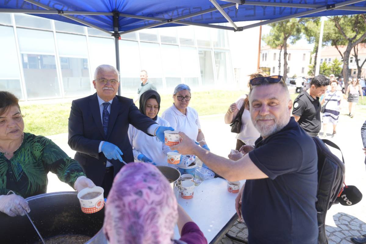 Burhaniye Belediyesi'nden Geleneksel Aşure Hayrı
