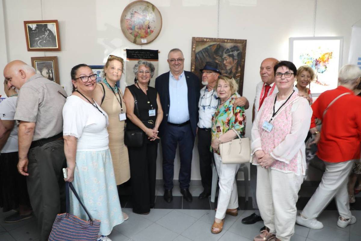 77 Sanatçı Edremit'te Buluştu: Sanat Güneşine İz Bırakanlar Sergisi Açıldı