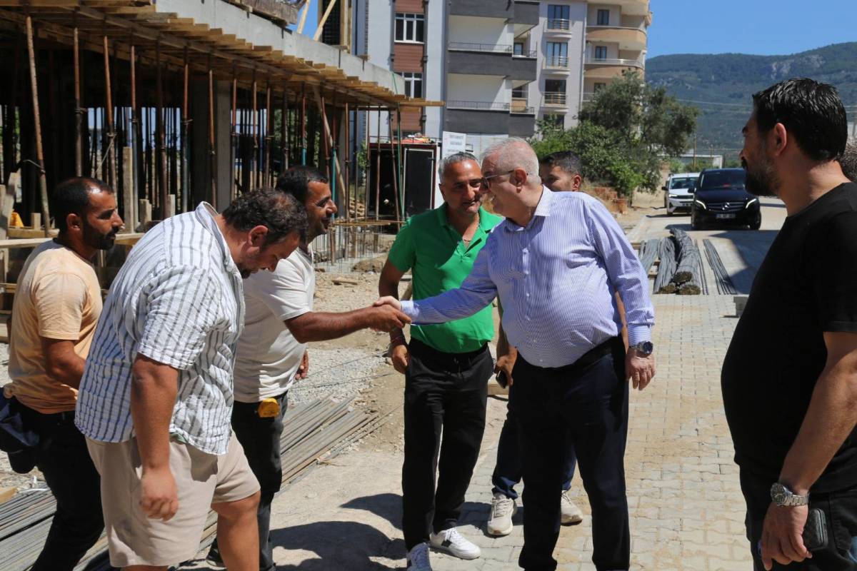Edremit'te Başkan Ertaş'la ilçenin dört bir yanında yol mesaisi