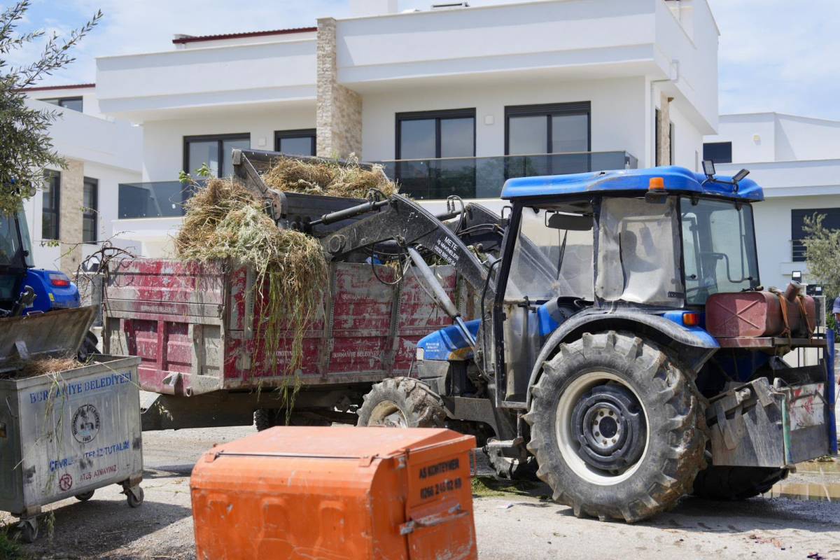 Burhaniye'nin Her Noktasında Aralıksız Temizlik Mesaisi