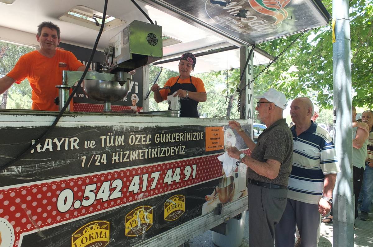 Burhaniye’de lokma hayrı geleneği devam ediyor