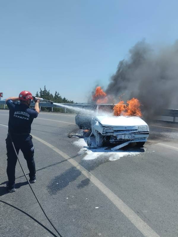 Balıkesir-İzmir Karayolu'nda Kaza Sonrası Otomobil Alev Aldı