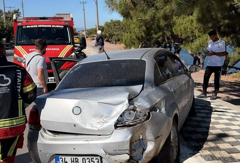Ayvalık'ta Kaza: Kontrolden çıkan otomobil kaldırıma çarptı