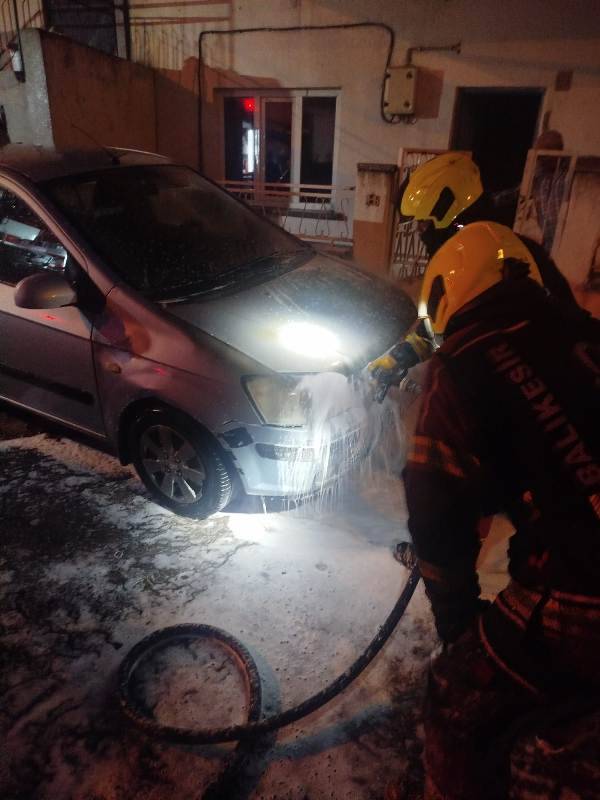 Karesi'de otomobil alev aldı