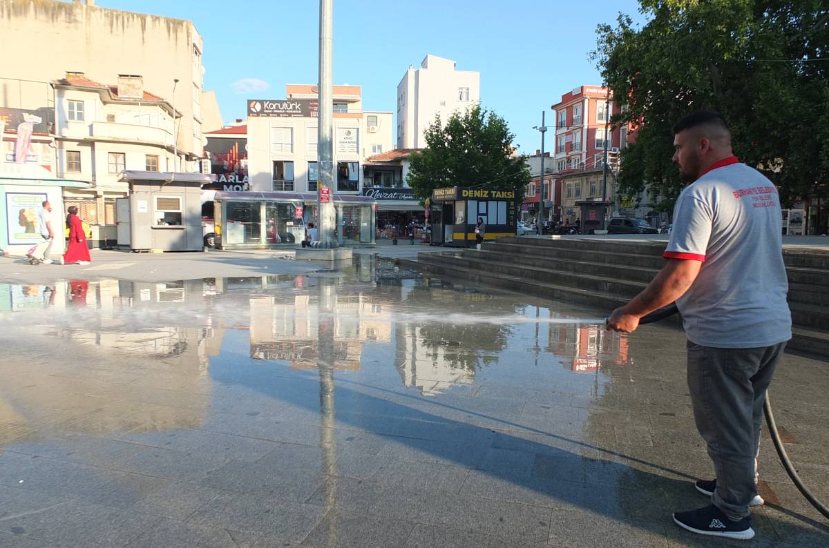Burhaniye’de Cumhuriyet Meydanına Belediye temizliği