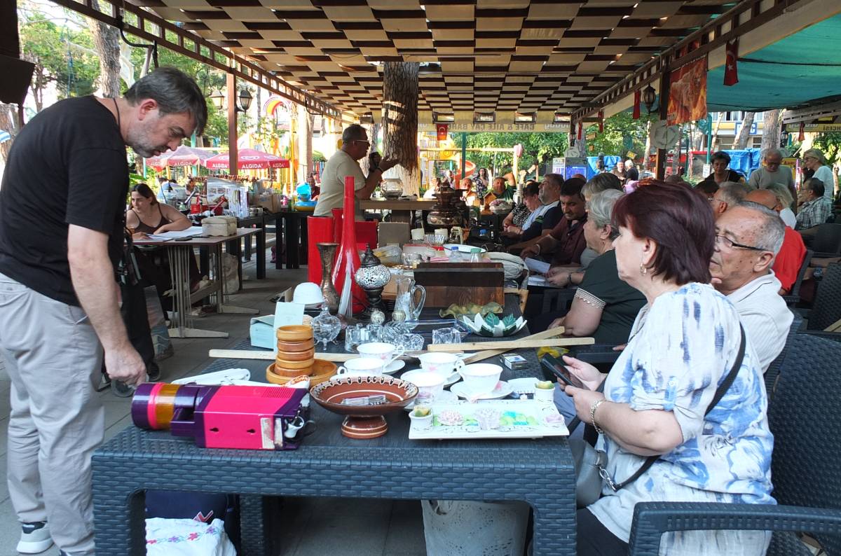 Burhaniye’de ikinci el mezatlarına ilgi arttı