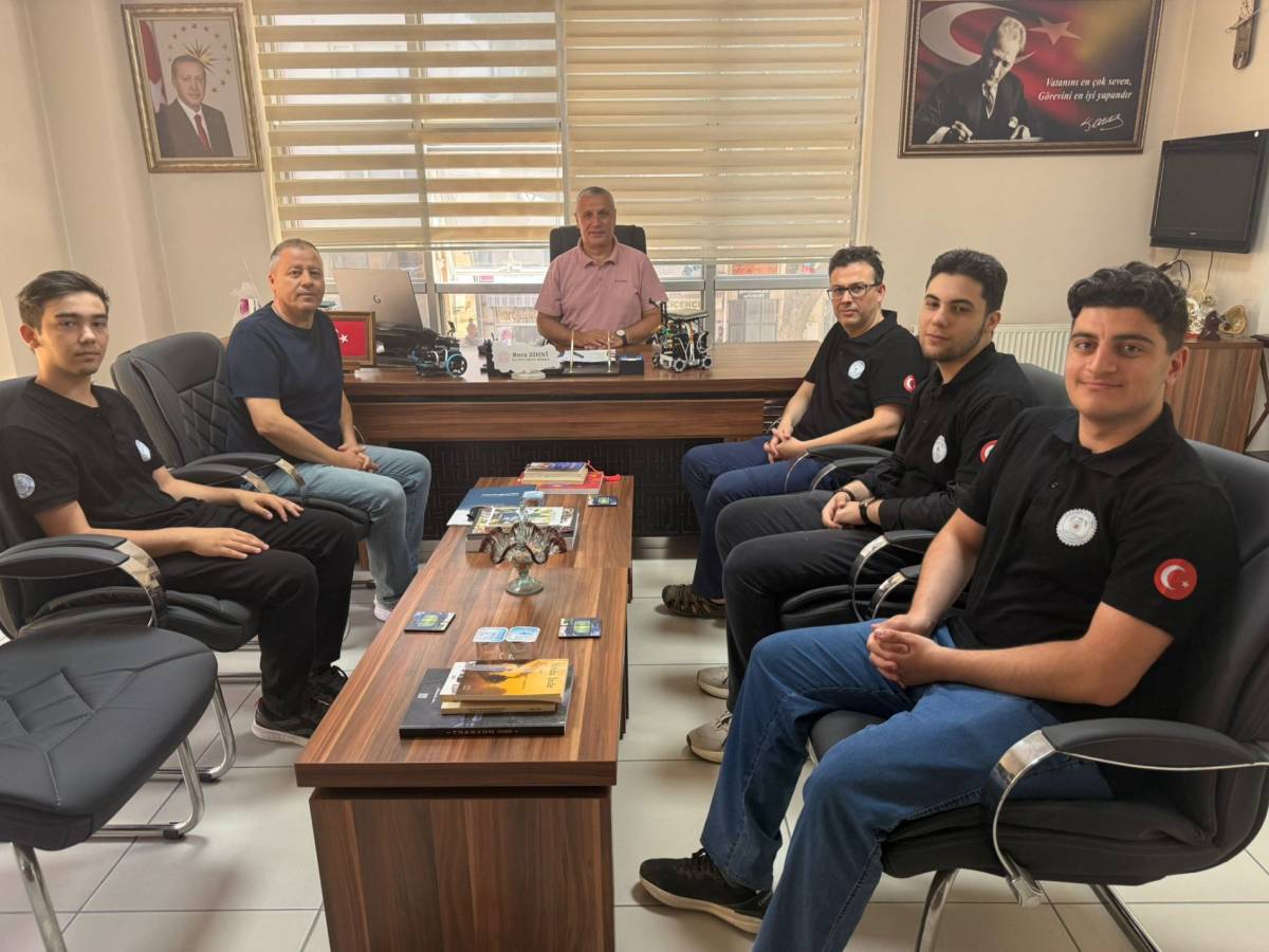 Burhaniye’de başarılı öğrenciler Milli Eğitim Müdürünü ziyaret etti