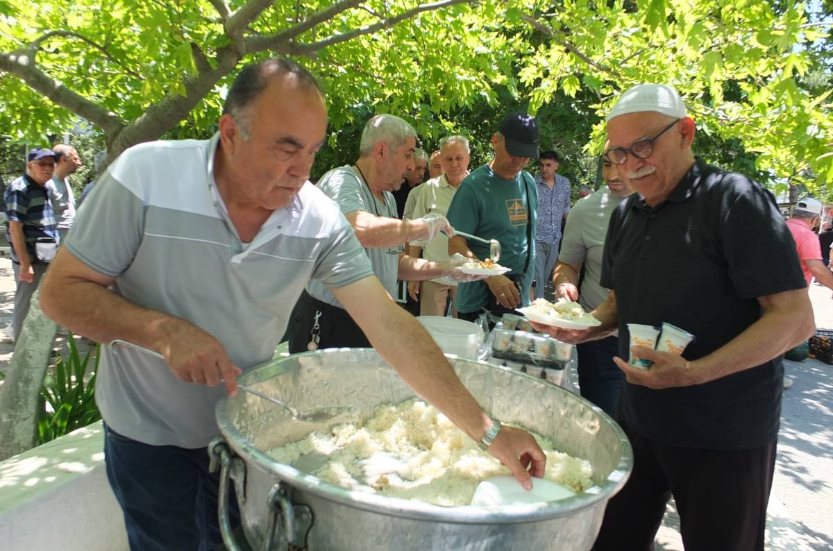 Burhaniye’de Pilav hayrı geleneği devam ediyor