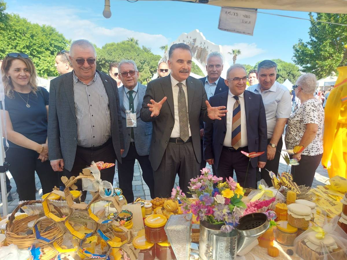 Edremit Halk Eğitimi Merkezi Yıl Sonu Sergisi Yoğun Katılımla Açıldı
