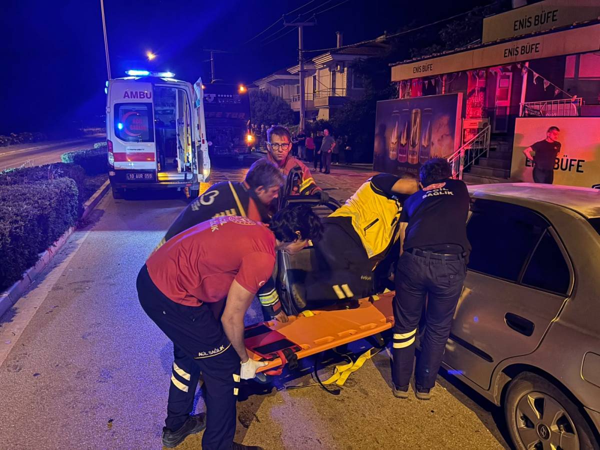 Ayvalık'ta otomobil otobüse çarptı: 1 yaralı