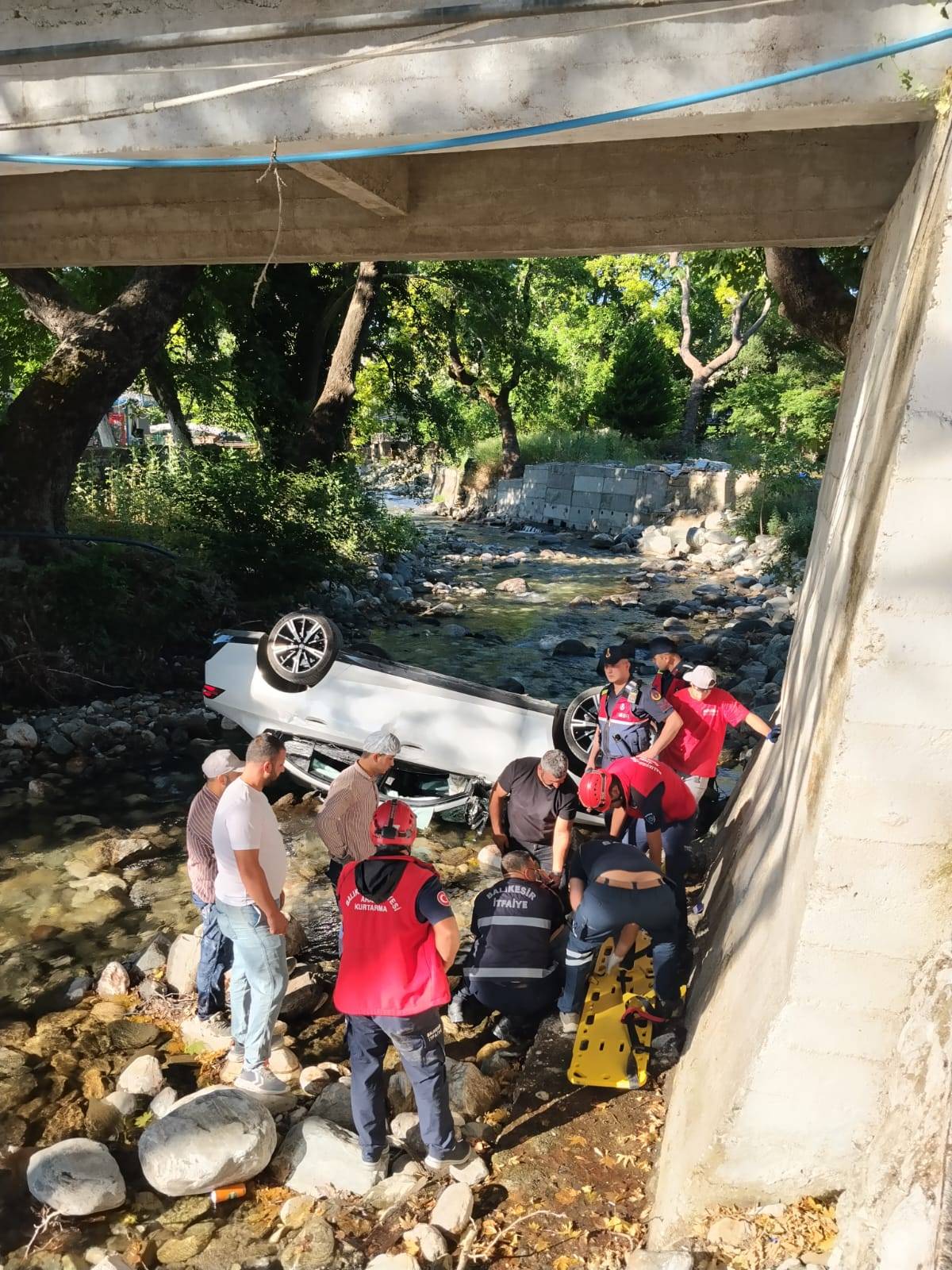 Otomobil dereye uçtu: Sürücü yaralandı
