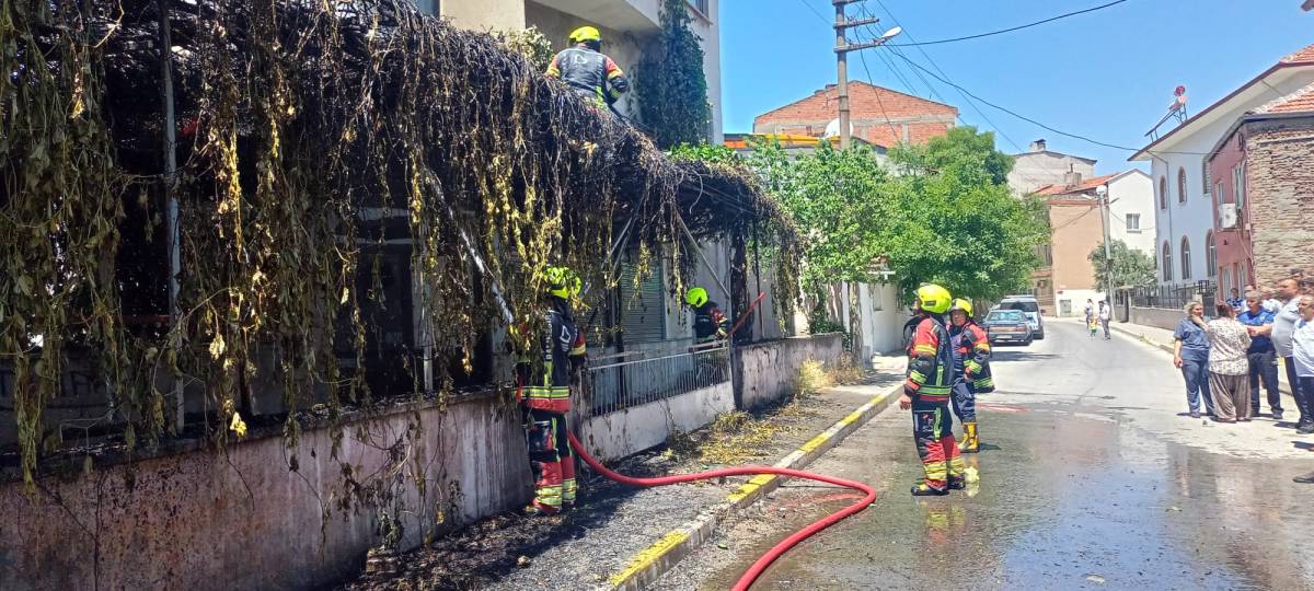 Altıeylül'de Bahçe Yangını