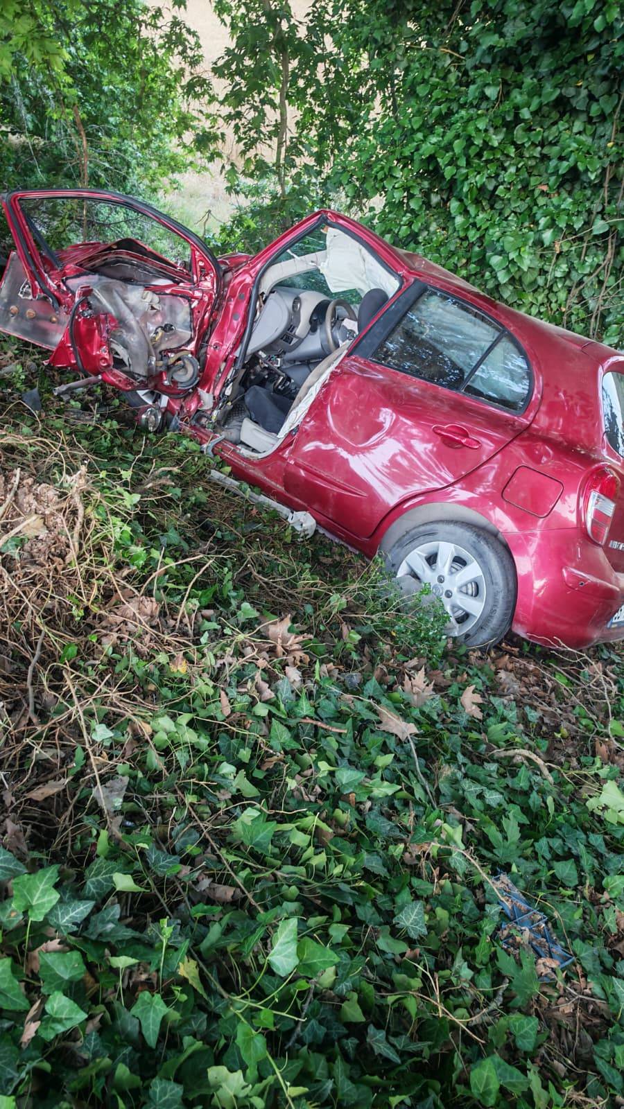 İvrindi’de Trafik Kazası: 1 Kişi Araçta Sıkıştı, 2 Yaralı