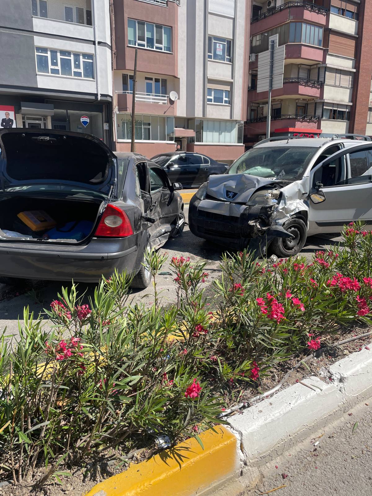 Karesi'de iki otomobil çarpıştı: 3 kişi yaralandı