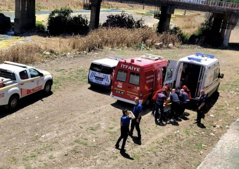 Havran'da görme engelli kişi çaya düştü: