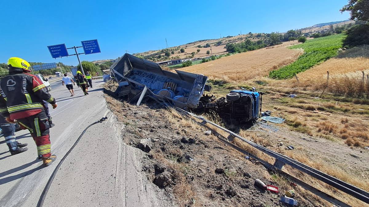 Altıeylül'de tır yoldan çıkarak şarampole uçtu