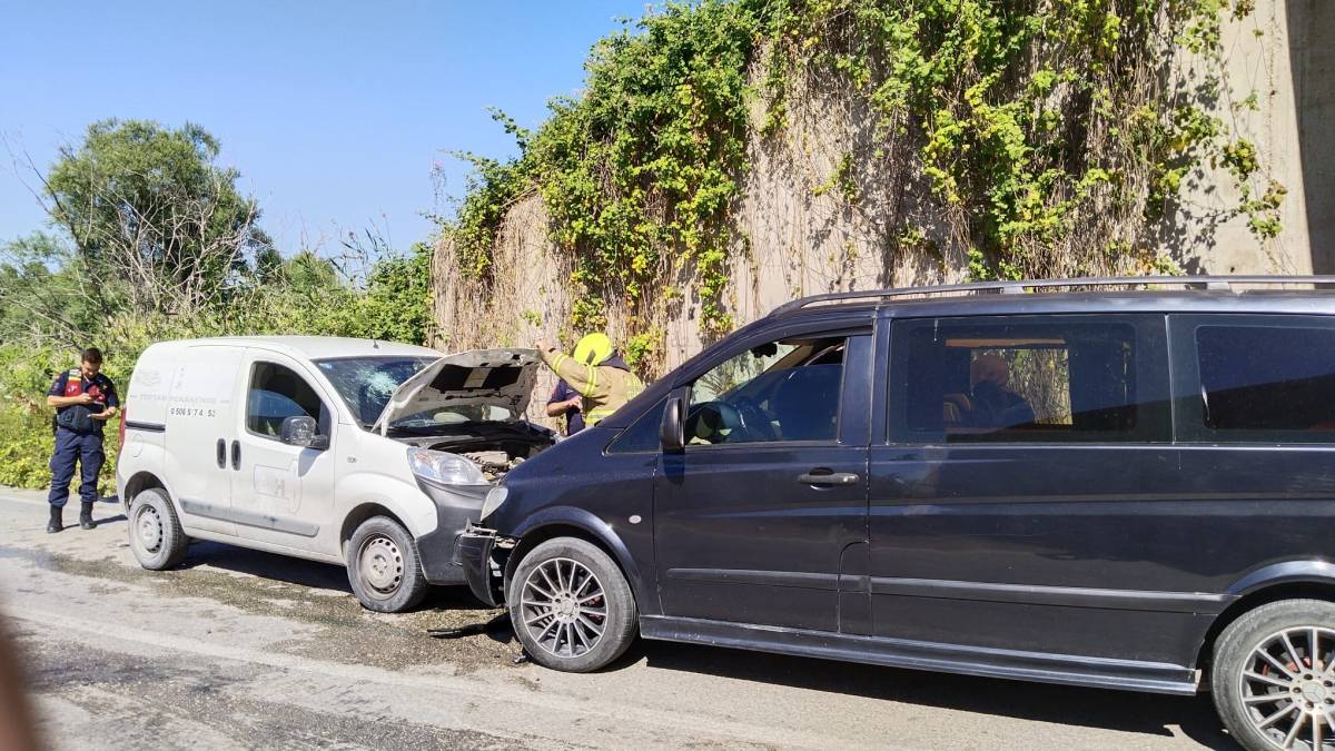Erdek'te alt geçitte kaza: Araçlar kafa kafaya çarpıştı