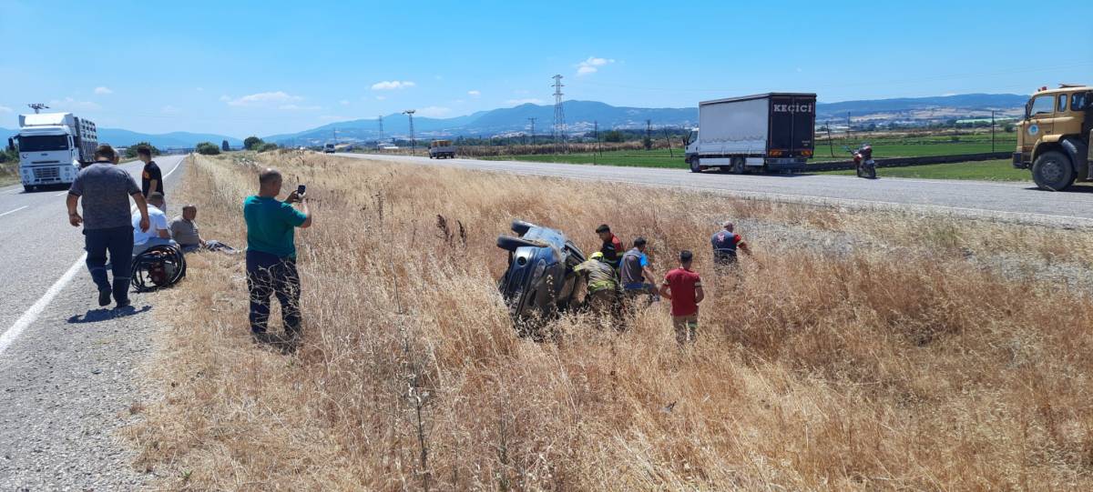 Gönende otomobil orta refüje devrildi