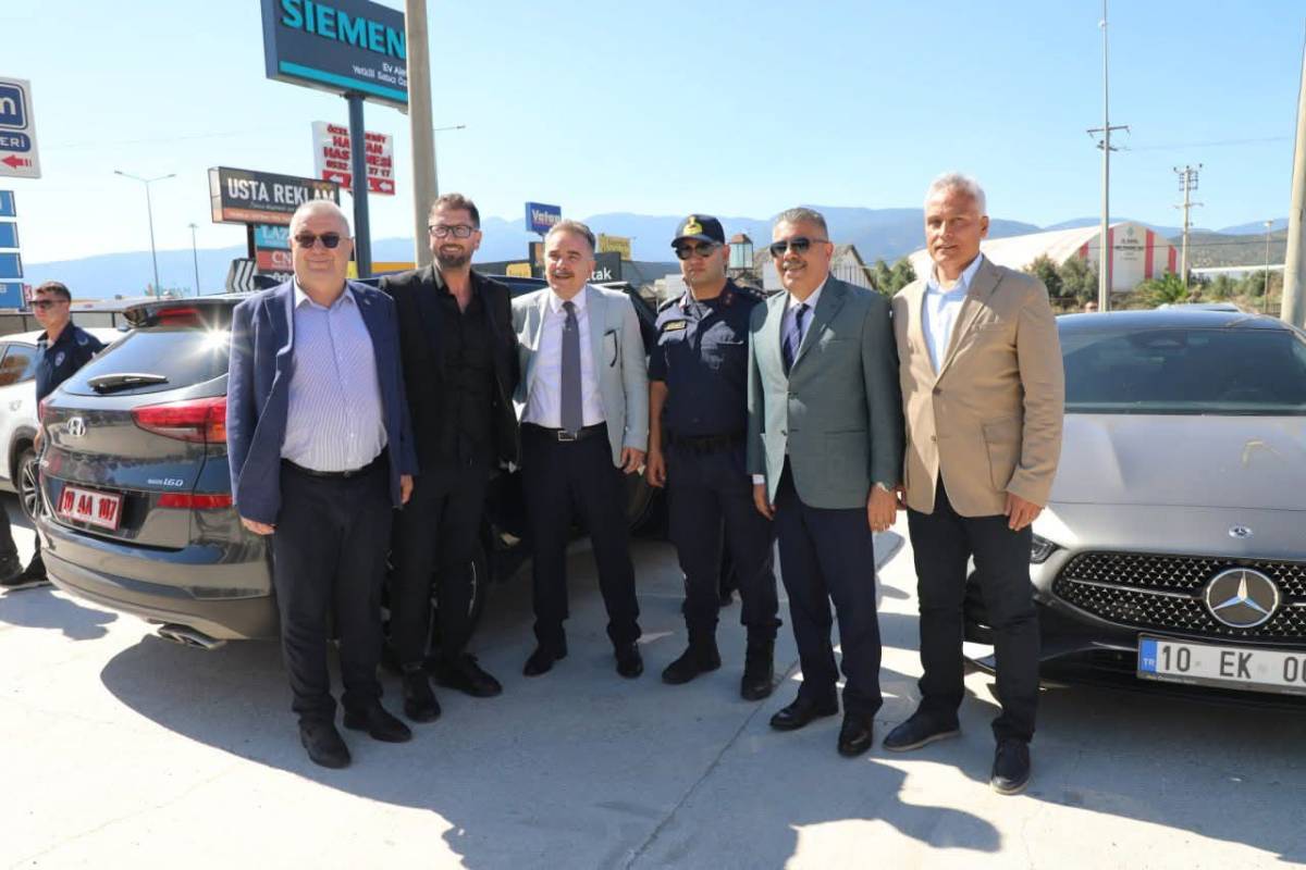 Eski ve yeni siyasetçileri buluşturan açılış