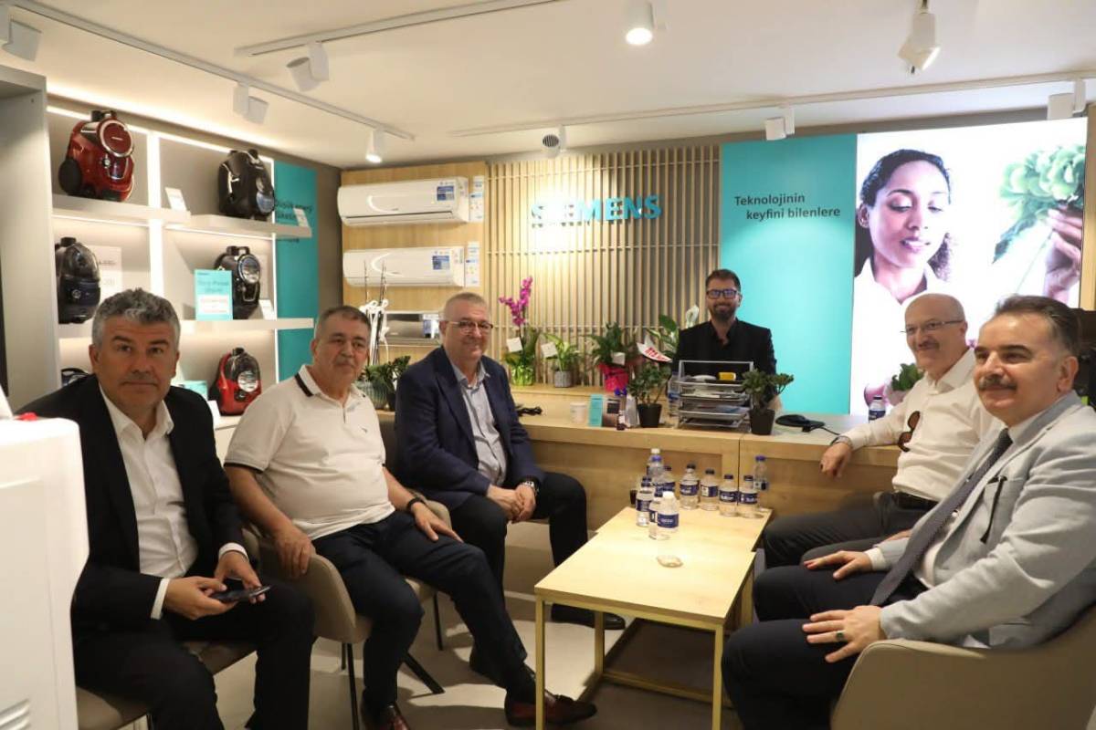 Eski ve yeni siyasetçileri buluşturan açılış