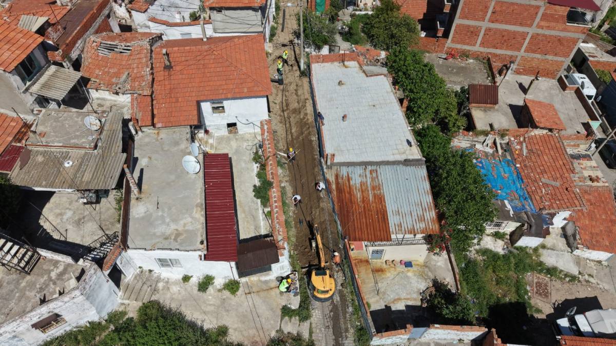 Ahmet Akın, vatandaşları asbestli hatlardan kurtarıyor