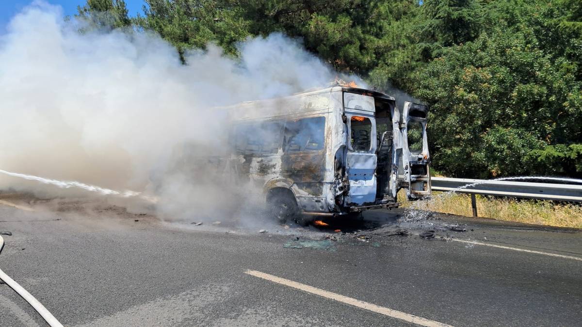 Seyir halindek işçi minibüsü karayolunu duman altında bıraktı