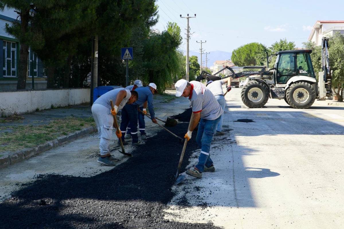 Burhaniye'de yol yapım ve onarım çalışmaları aralıksız sürüyor