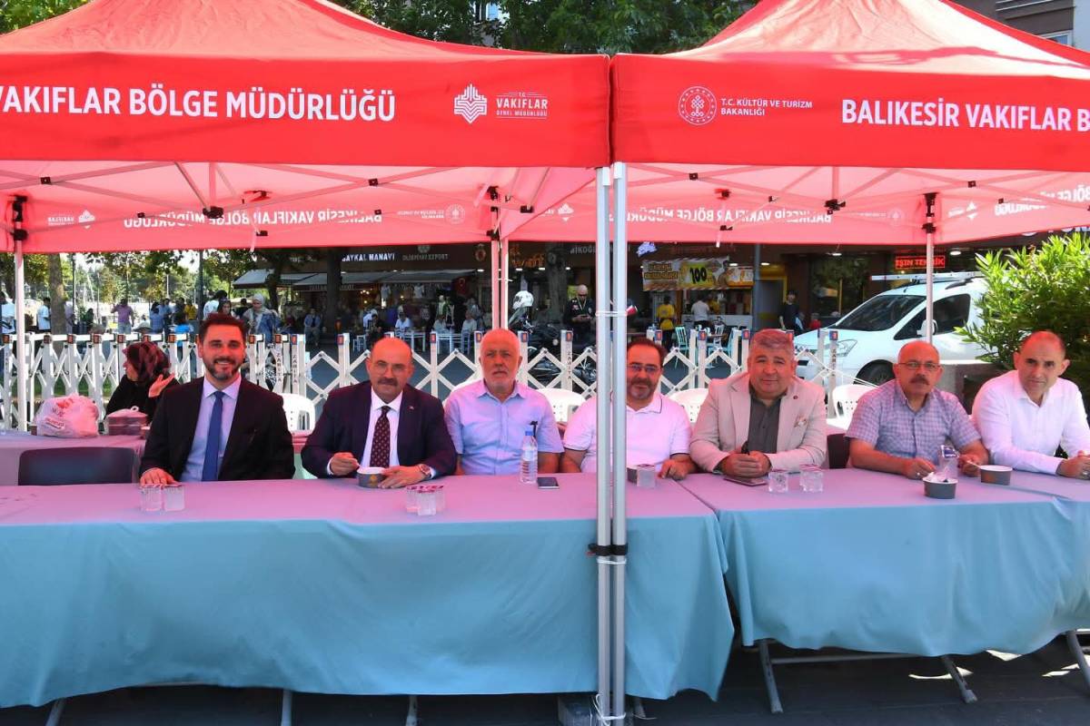 Vali Ustaoğlu, kazanın başına geçti aşure dağıttı