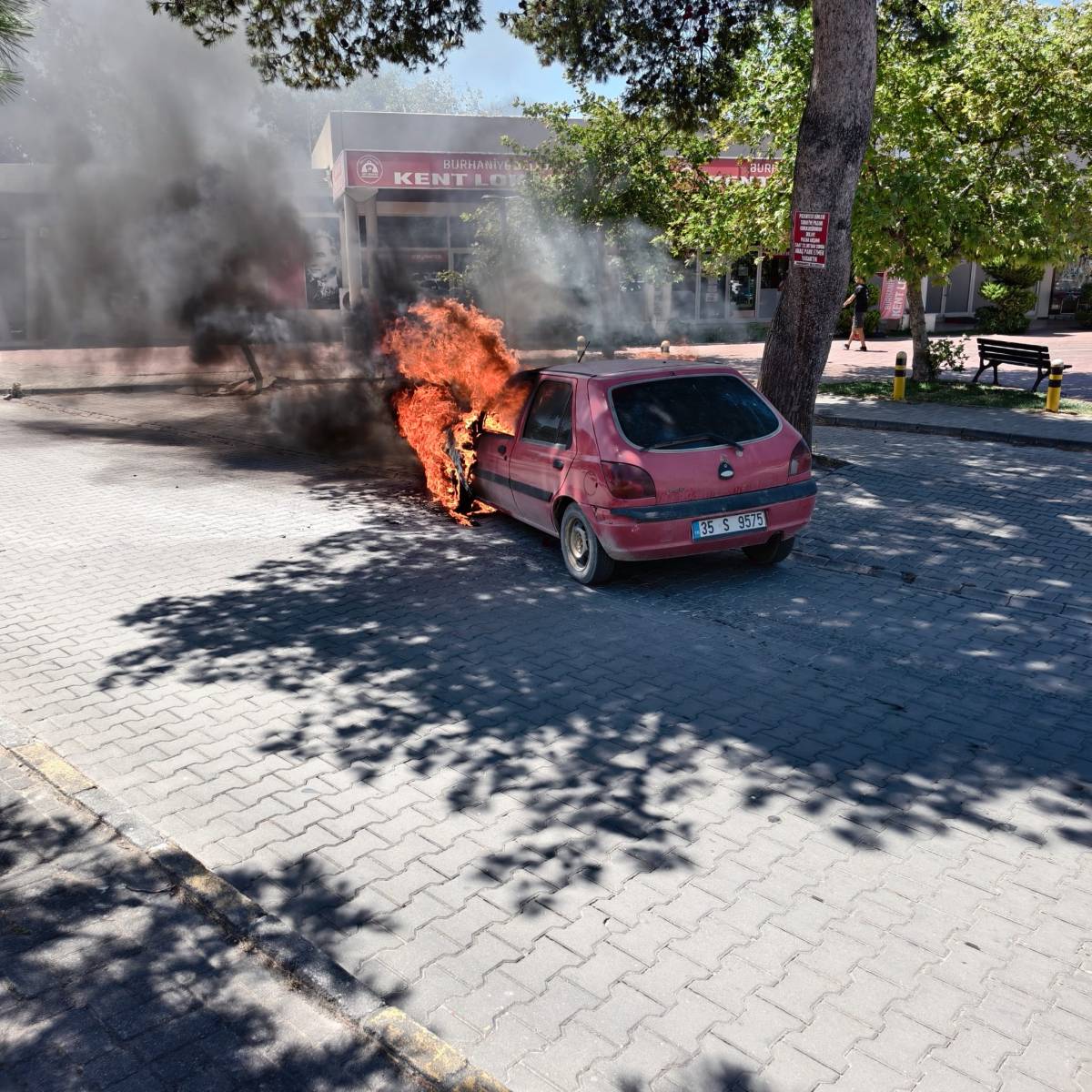 Burhaniye'de araç yangını kısa sürede söndürüldü