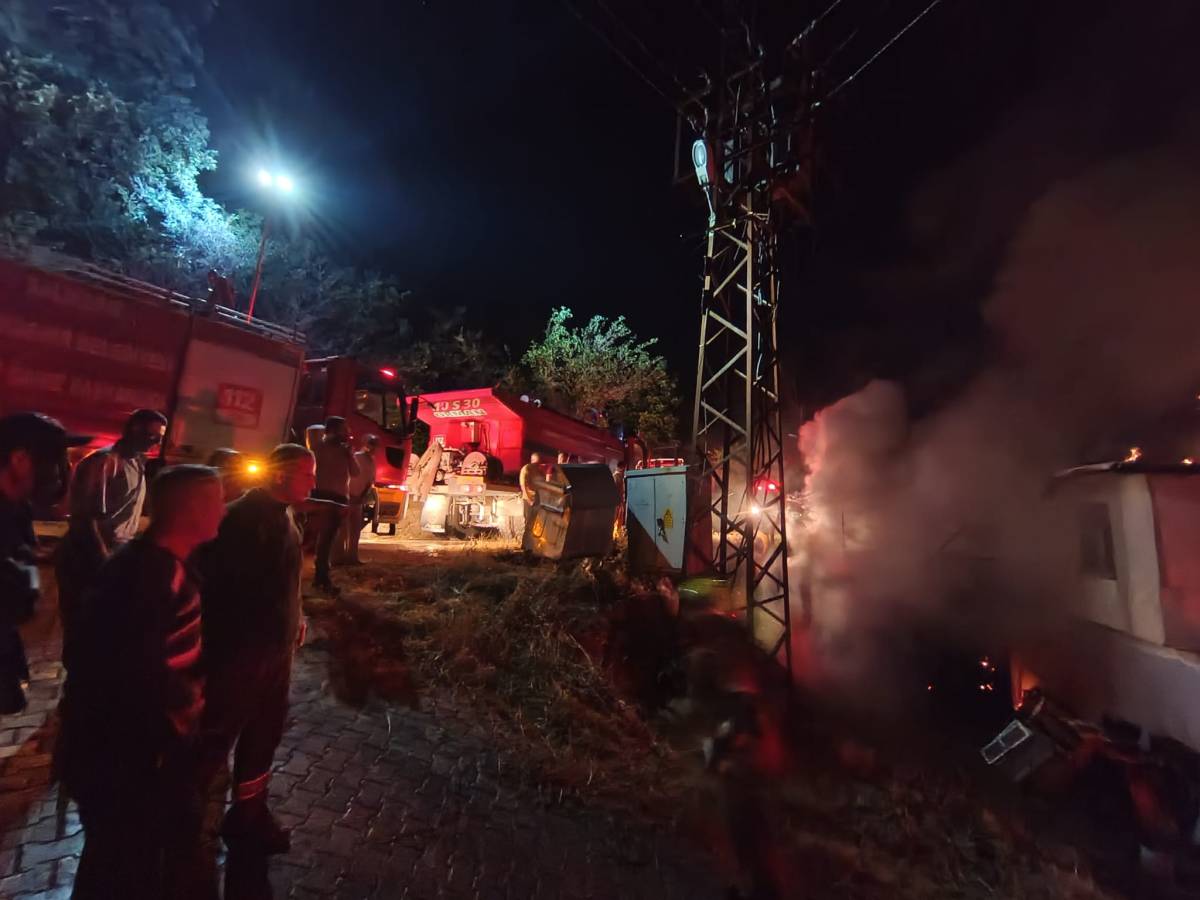 Dursunbey'de ev ve ahır yangını