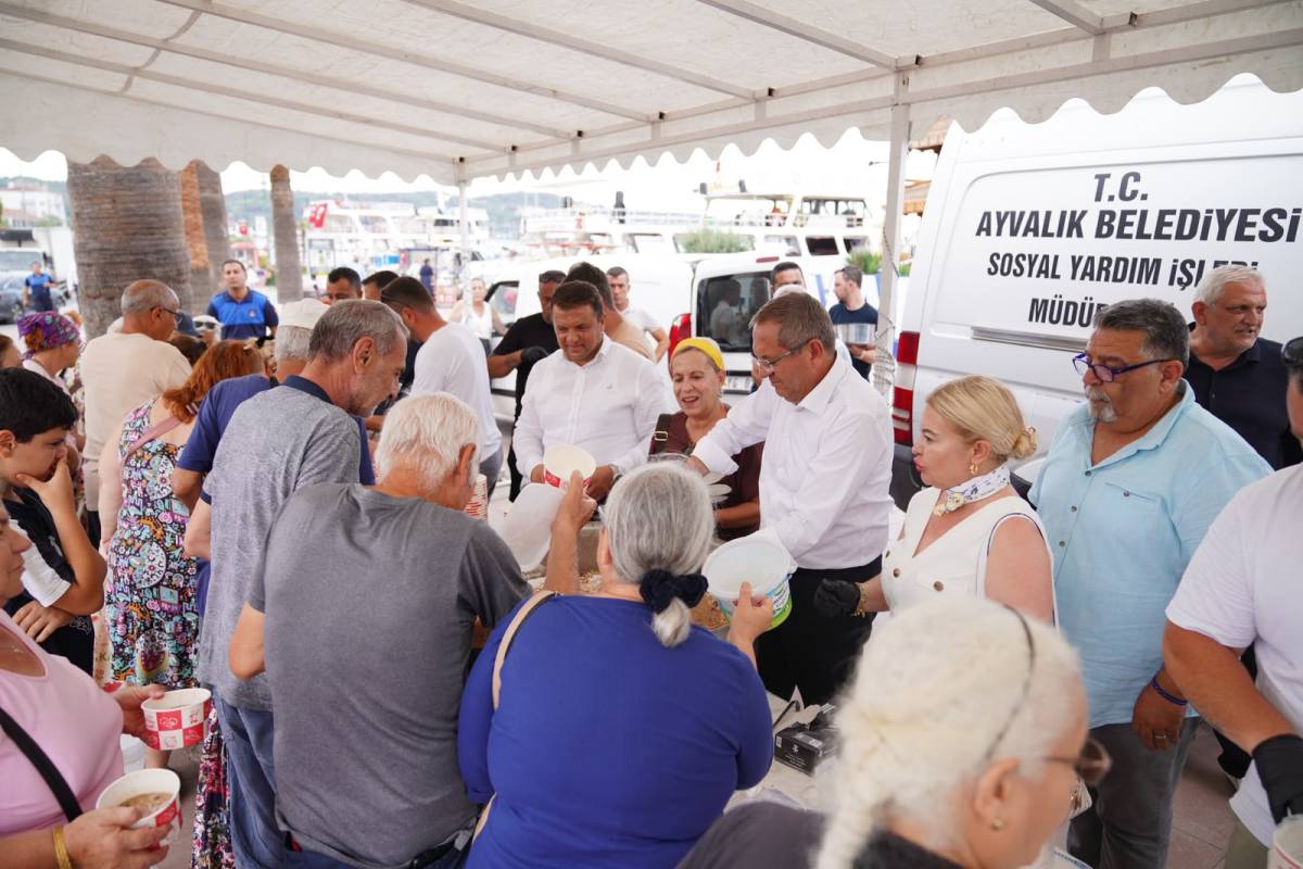 Ayvalık Cumhuriyet Meydanı'nda aşure bereketi