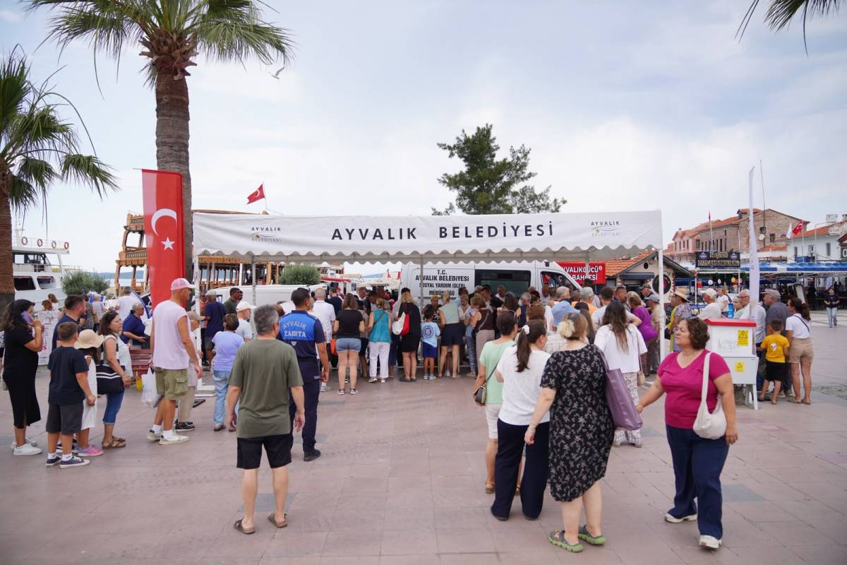 Ayvalık Cumhuriyet Meydanı'nda aşure bereketi