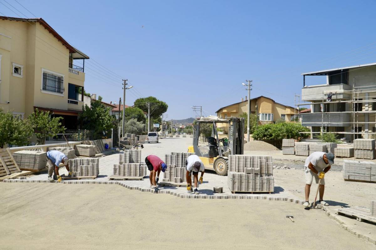 Burhaniye’de yol yapım, bakım ve onarım çalışmaları aralıksız devam ediyor