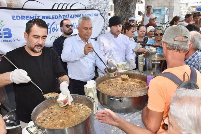 Edremit Belediyesi Aşure Hayırları Büyük İlgi Gördü