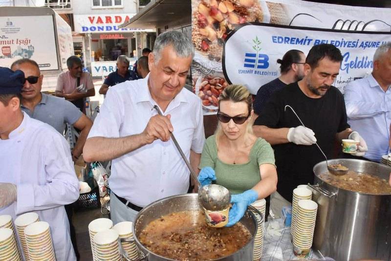 Edremit Belediyesi Aşure Hayırları Büyük İlgi Gördü