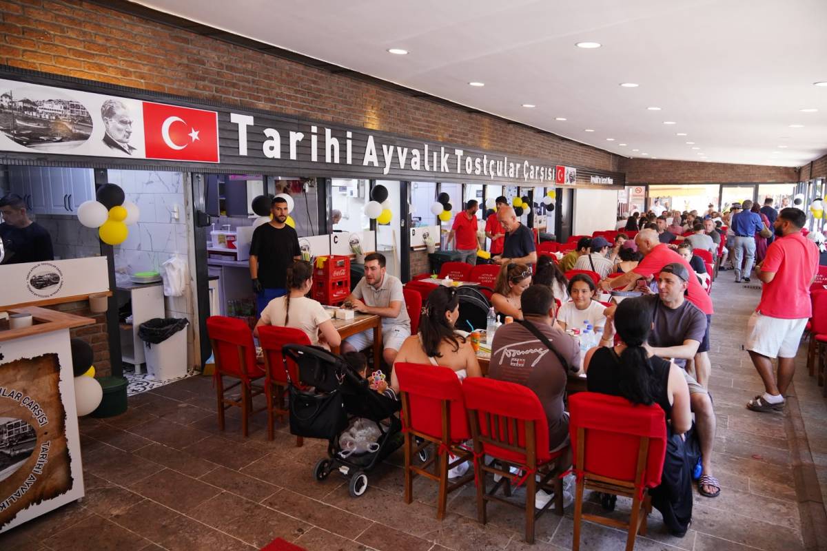 Tarihi Ayvalık Tostçular Çarşısı'nda örnek bir işbirliği