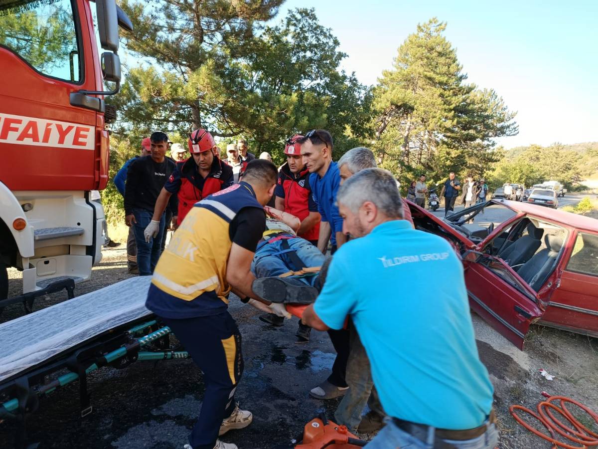 Dursunbey'de iki otomobil çarpıştı: 1 yaralı