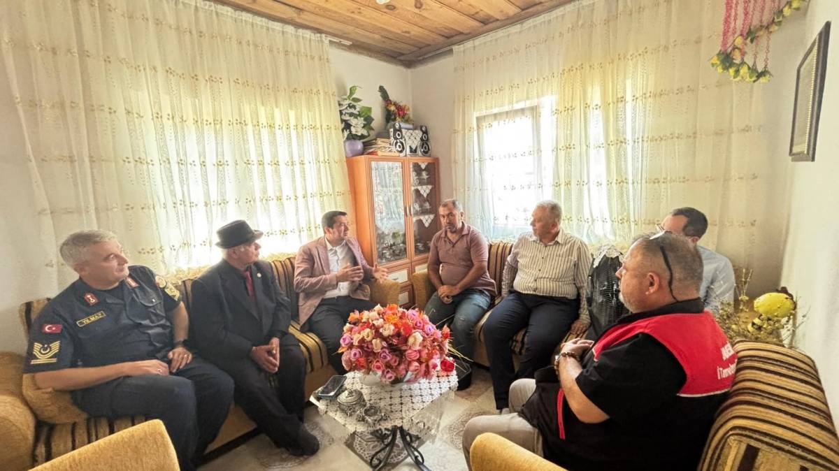 Kaymakam Evlice'den köyün asırlık çınarına anlamlı ziyaret
